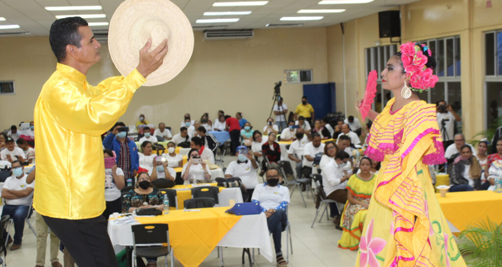 Docentes celebran la identidad nacional y la interculturalidad