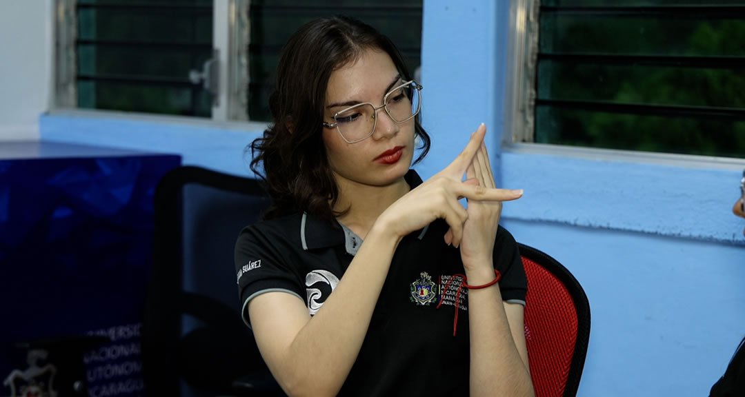 Eduaynin Suárez «el diseño gráfico y los idiomas aportan a los procesos de inclusión»