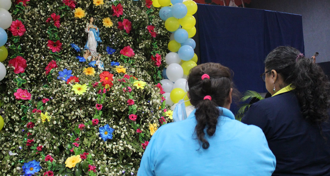 Personal administrativo celebra a la Inmaculada Concepción de María