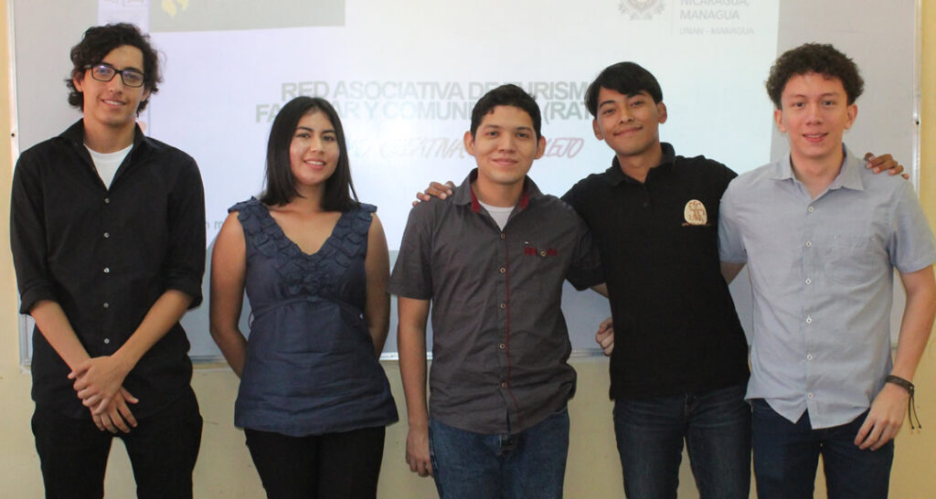 Estudiantes del Proyecto Inicia participan en VIII Coloquio Multidisciplinar