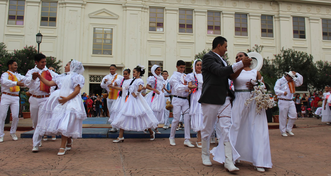 Universitarios bailan al son de danzas regionales y urbanas