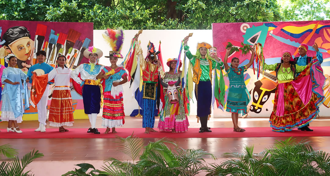 Artistas universitarios celebran Día Mundial del Folclor