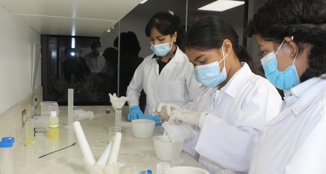 Estudiantes de primaria visitan Laboratorio de Biotecnología