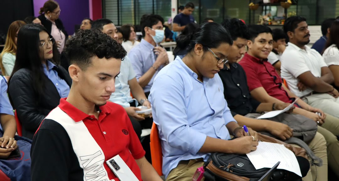 Sesenta y ocho estudiantes de Ingeniería Industrial realizan defensa de proyectos integradores