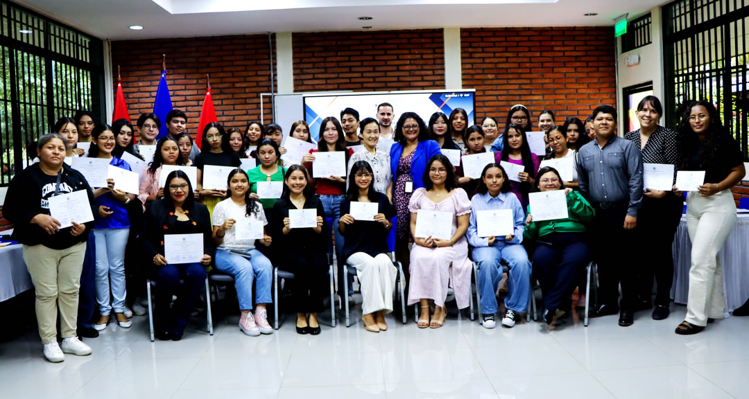 Estudiantes de los cursos de coreano y portugués avanzan en los distintos niveles de formación