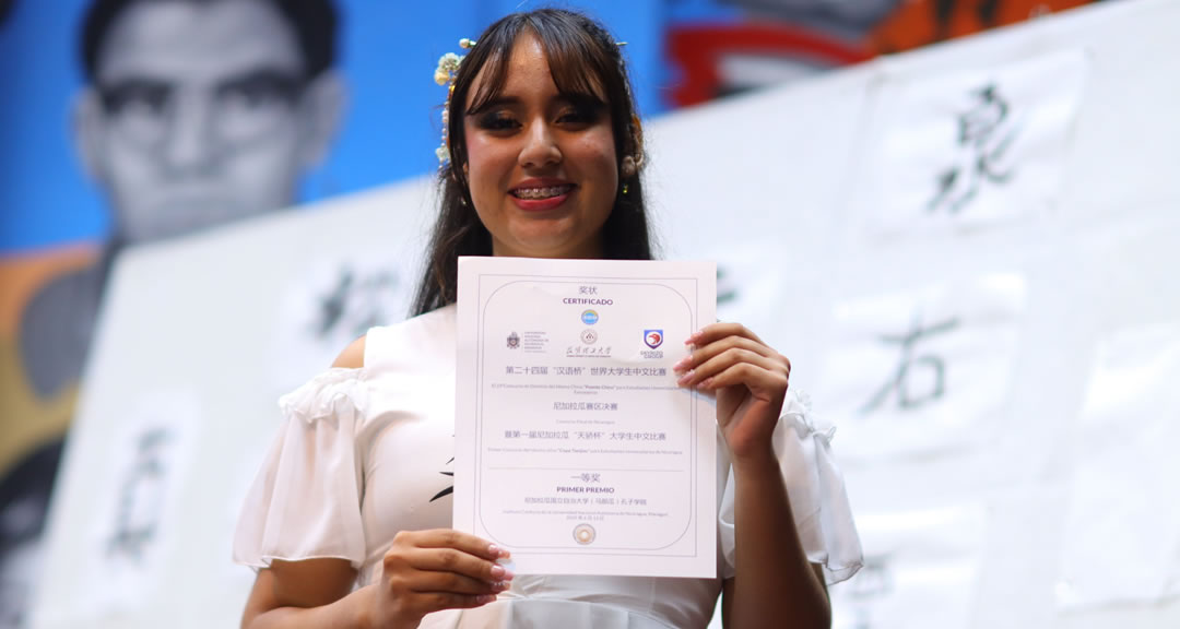 Participante mostrando diploma del Puente Chino