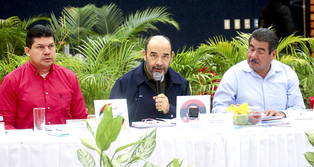 Dr. Luis Alfredo Lobato Blanco, rector en funciones, presenta el Informe de Rectorado. 