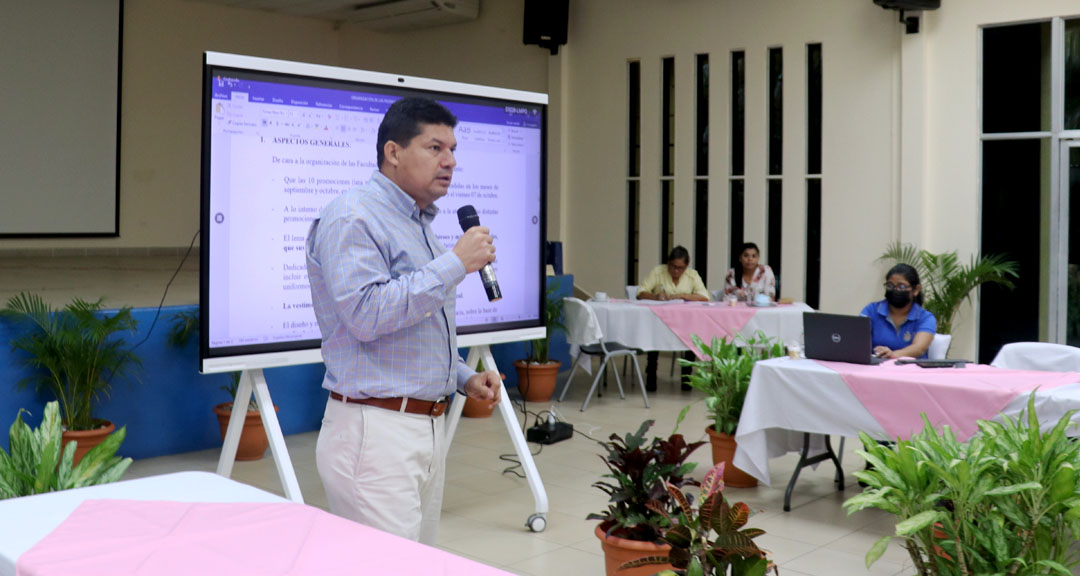 Mtro. Roberto Enrique Flores Díaz presenta propuesta de organización de los actos de graduación del año 2022