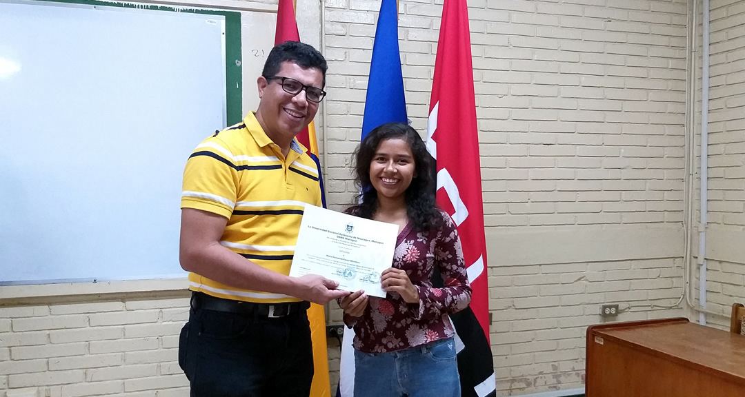UNAN-Managua reconoce la labor de los estudiantes por participar en proyecto de desarrollo en Catarina.
