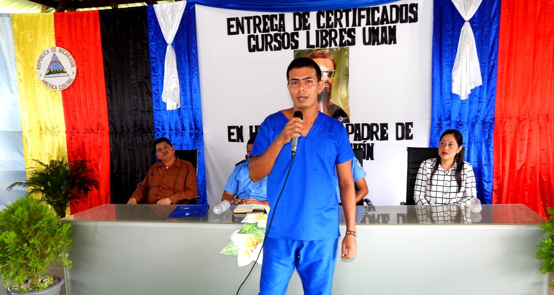 UNO DE LOS INTERNOS AGRADECIENDO POR LA OPORTUNIDAD DE HACER EL CURSO EN EL PENAL.