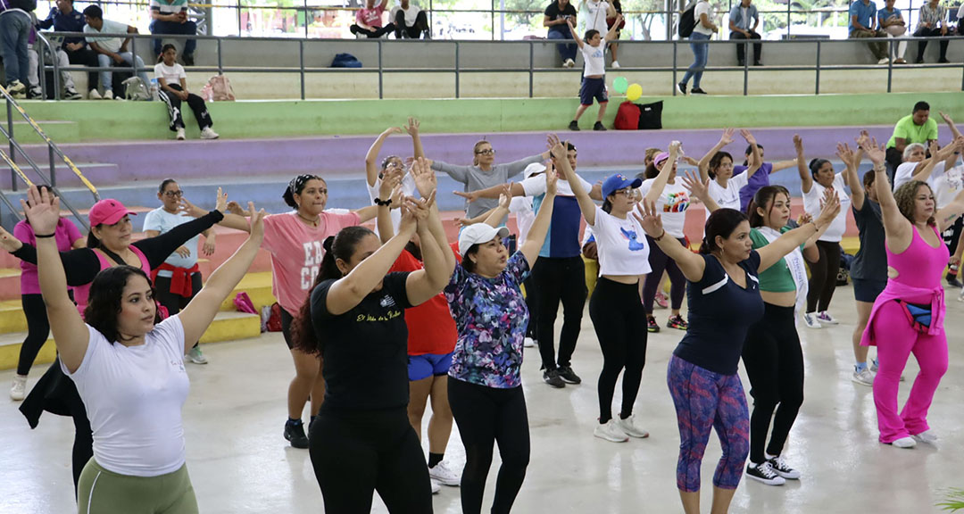 Universitarios disfrutan de zumbatón solidario «Bailando por la inclusión»