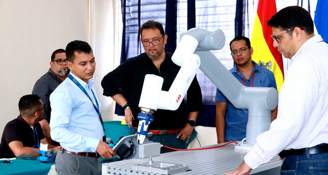 UNAN-Managua instala equipamiento Robótico en el Centro Universitario Miguel Ángel Ortez
