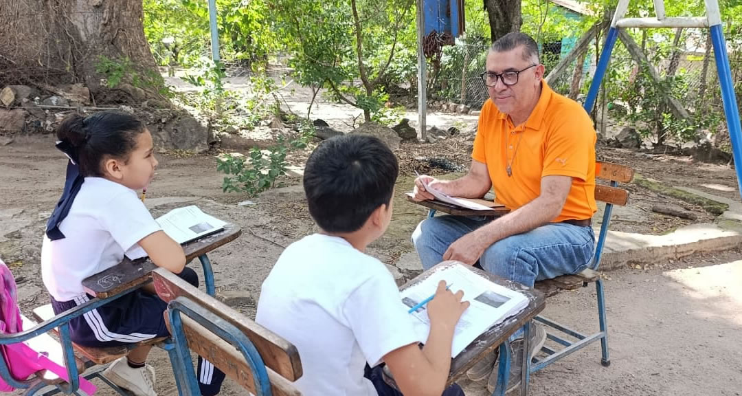 Junnior Molina Picado, una vida dedicada a la educación rural y al aprendizaje continuo
