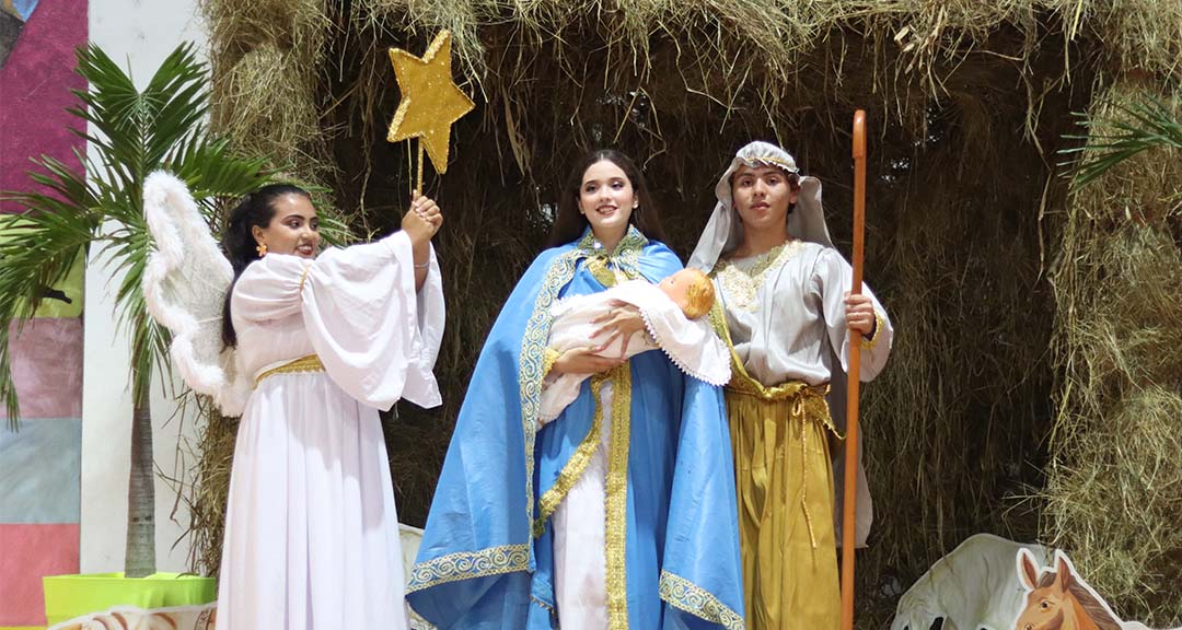 Residentes universitarios celebran con carnaval y cena navideña las victorias educativas de 2025