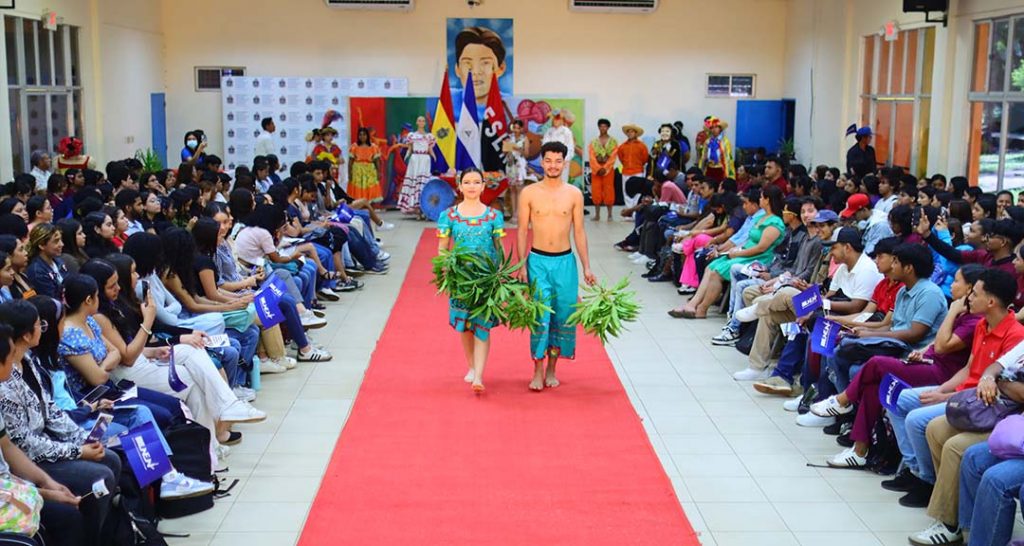 Estudiantes resaltan nuestra identidad nacional mediante feria cultural