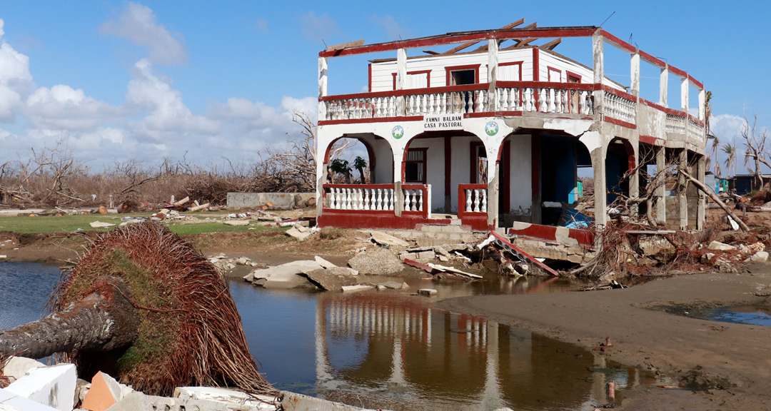Casa cural Moraba destruida por la marejada y erosión severa en sus cimientos, lo que causó además fenómeno de licuefacción