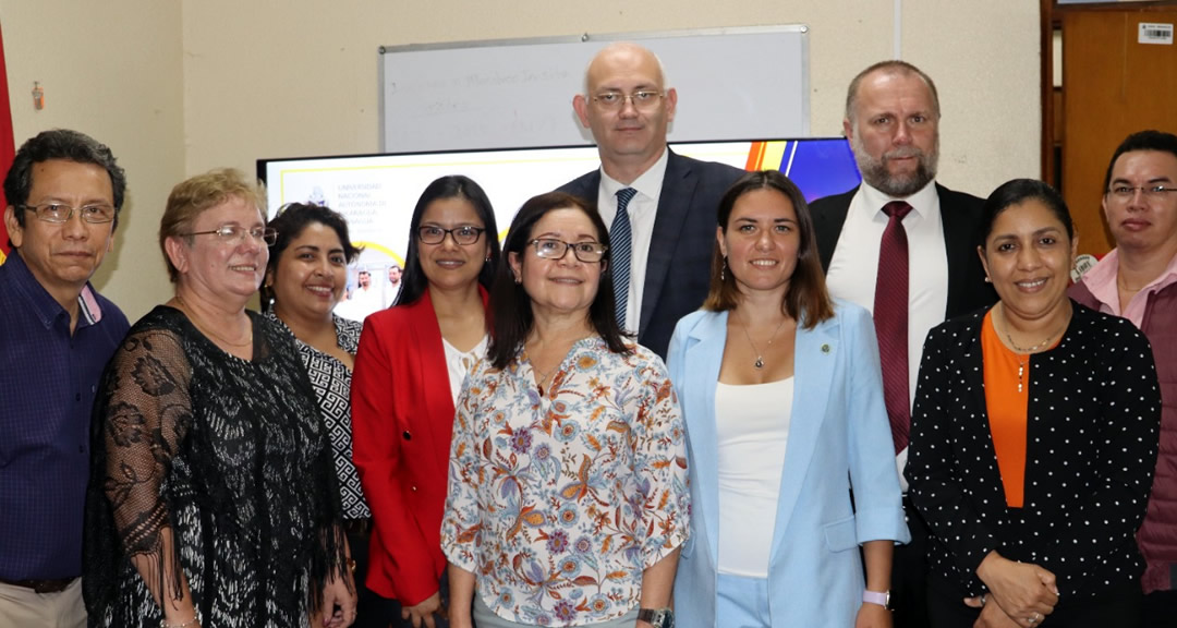 Foto grupal del equipo de trabajo del CIRA y la delegación rusa