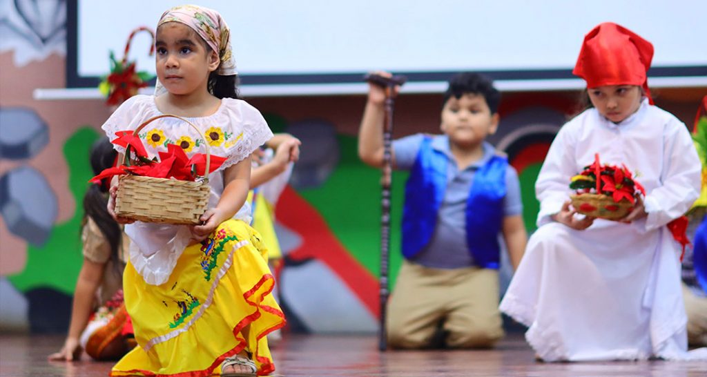 Comunidad universitaria resalta la alegría en acto de saludo de las fiestas decembrinas