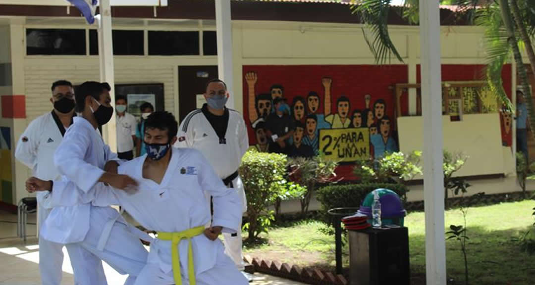 Presentación de taekwondo por estudiantes universitarios