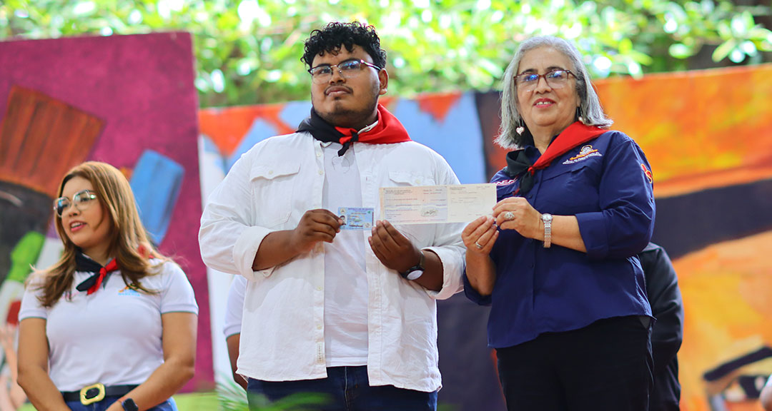 Juventud del campo y la ciudad celebra nuevas victorias educativas con la entrega de becas universitarias