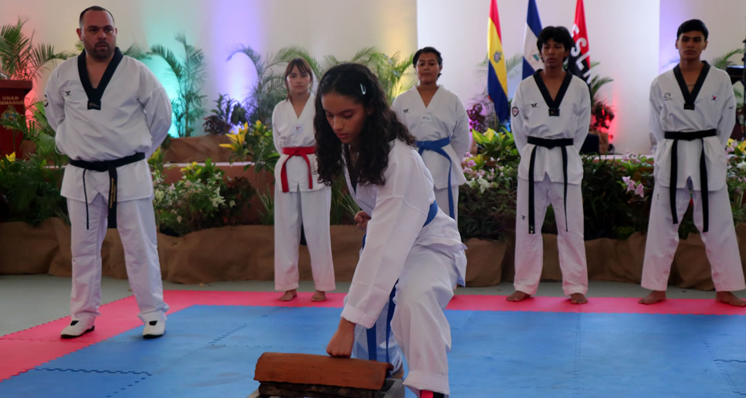 Atleta de taekwondo durante una demostración deportiva.
