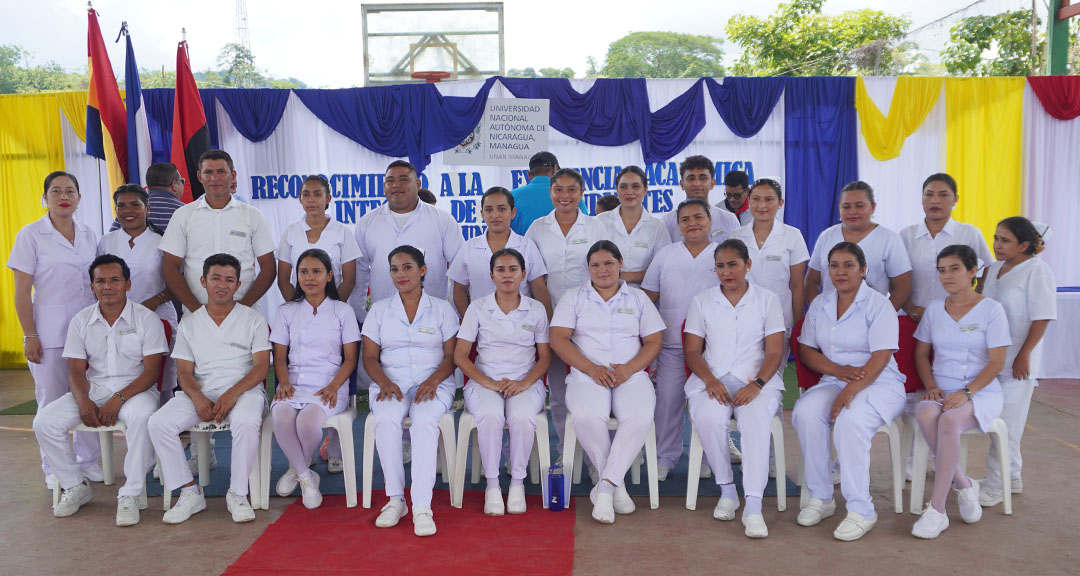25 futuros enfermeros formados en la UNAN-Managua reciben imposición de símbolos