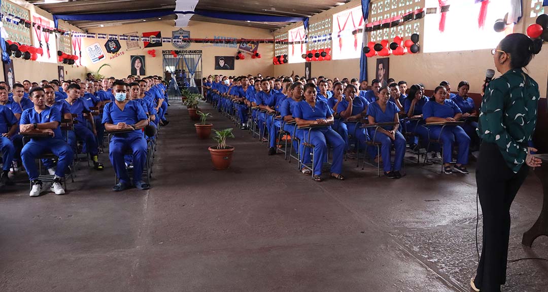 Estudiantes de UNICAM participan en conferencia sobre la historia de la Revolución Popular Sandinista