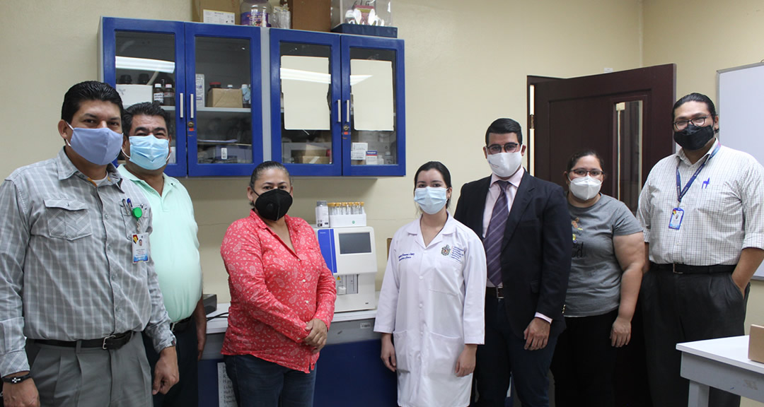 UNAN-Managua recibe la donación de un analizador de hematología