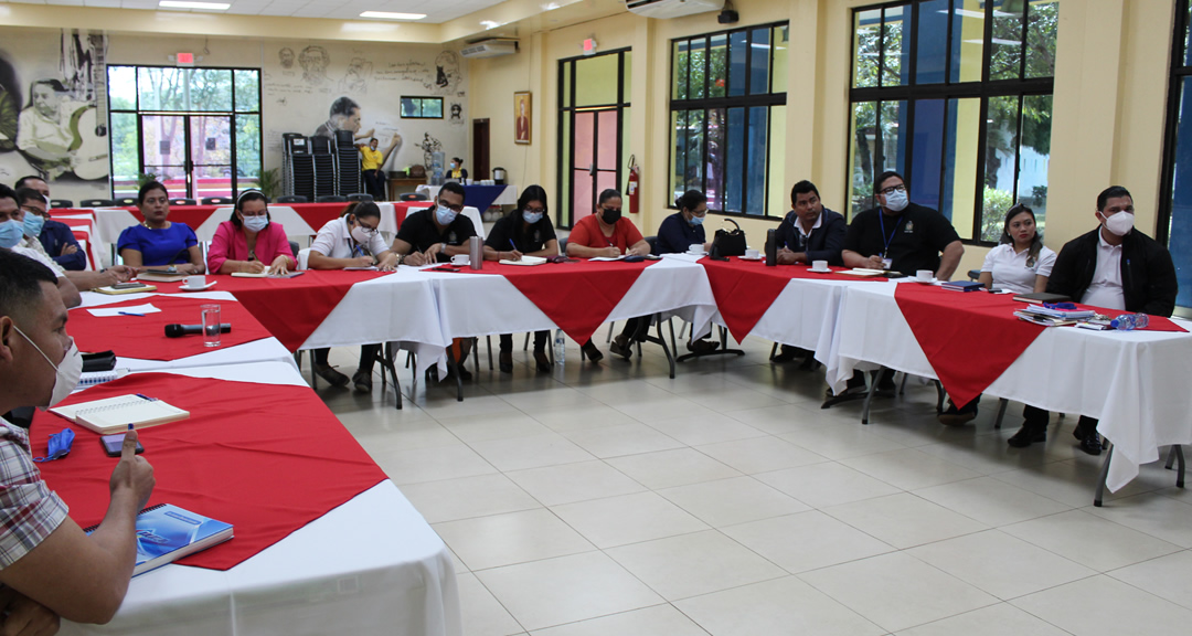 Administrativos de la unidad de adquisiciones de la UNAN-Managua y UNAN-León durante el encuentro.