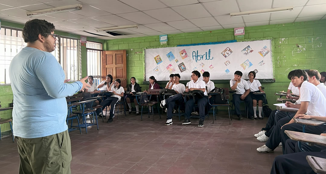 Universitarios y estudiantes de secundaria participan en espacio de intercambio académico