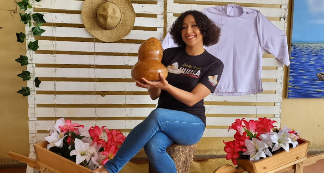 Jubelkys Urrutia, estudiante apasionada por la radio, el teatro y la promoción cultural