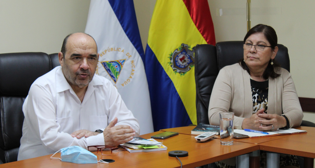Doctor Luis Alfredo Lobato Blanco, Vicerrector General, y maestra Ramona Rodríguez Pérez, Rectora de la UNAN-Managua.
