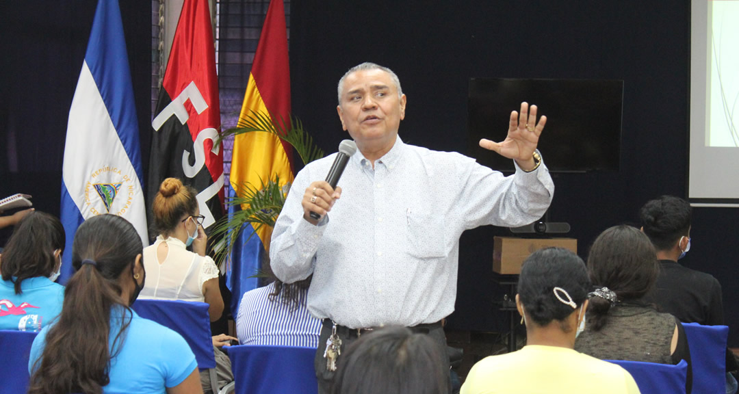 Director de Computación brinda conferencia sobre la Cruzada Nacional de Alfabetización en nuestro país