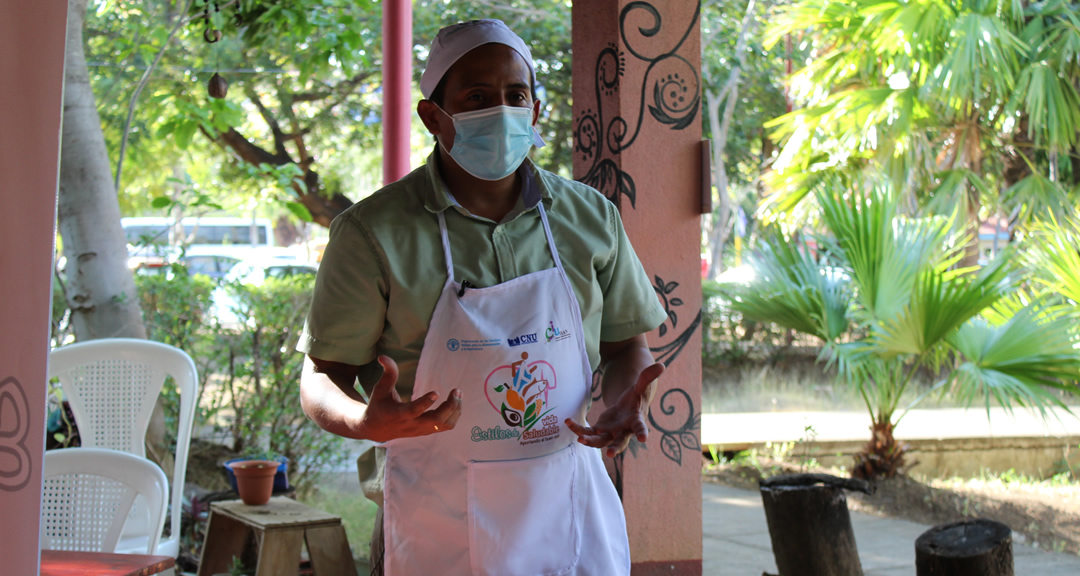 Compañero Berman Villanueva, administrador del comedor Terraza de Doña Tere, durante la actividad.