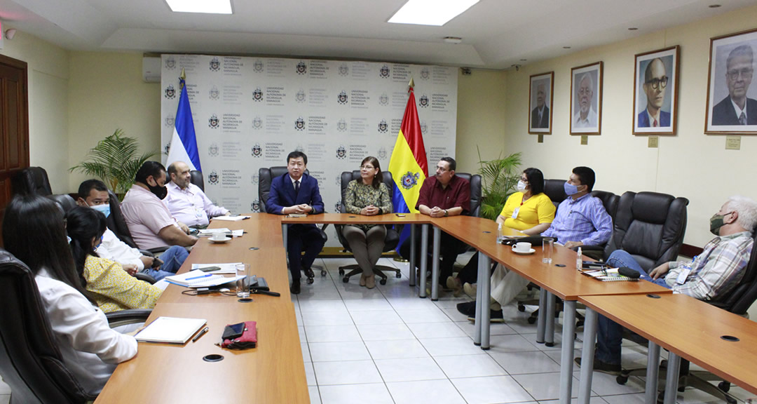 Equipo de Rectorado de la UNAN-Managua participa en la firma de convenio.