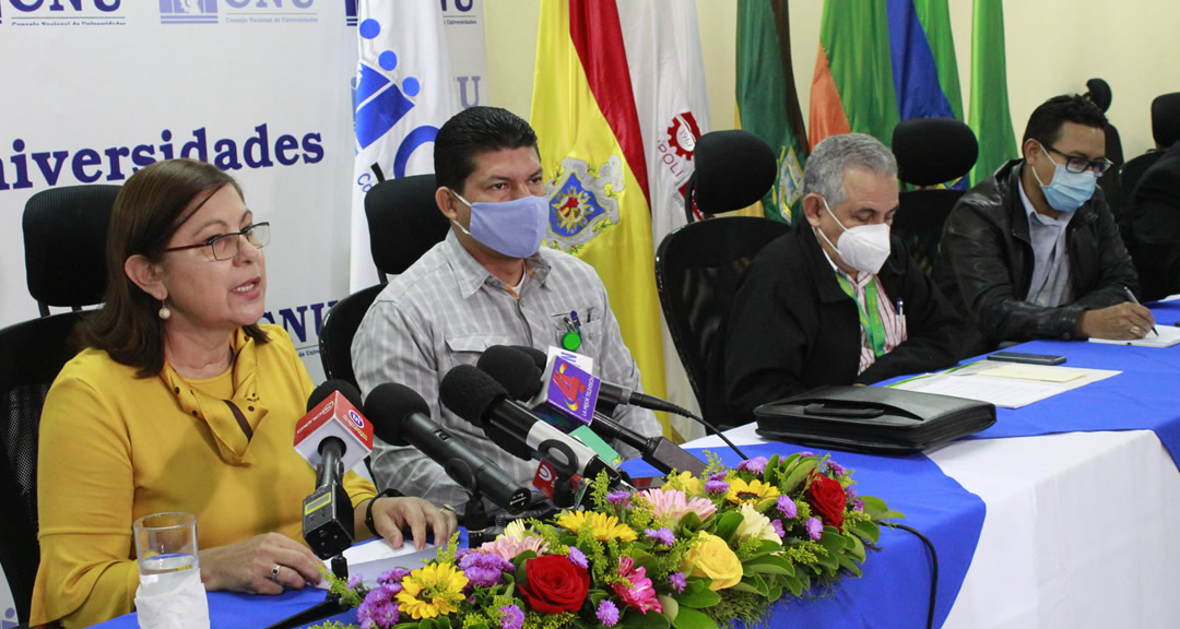 La Rectora de la UNAN-Managua y Presidenta del CNU junto algunos miembros del Consejo.