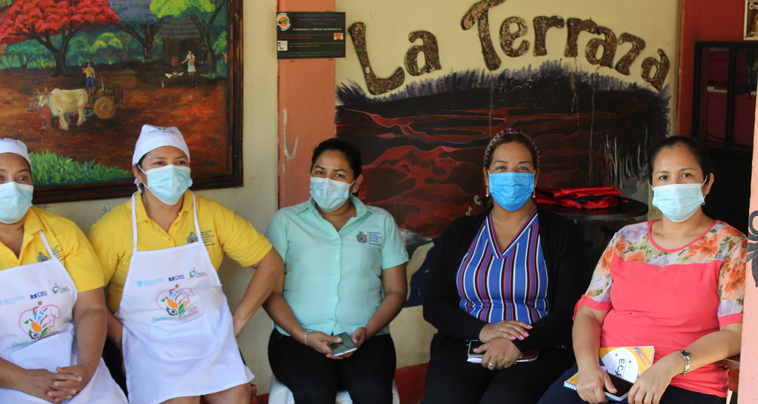 De derecha a izquierda: las maestras Elizabeth Castillo, Responsable del Programa Universidad Saludable  y Vilma Pérez, Delegada de la Comisión de la SAN-CIUSSAN-CNU, junto a personal de comedores de la UNAN-Managua.
