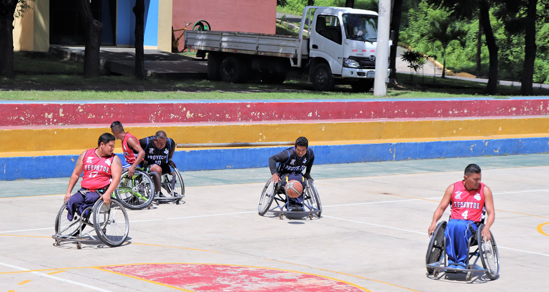 Personas con discapacidad jugando baloncesto