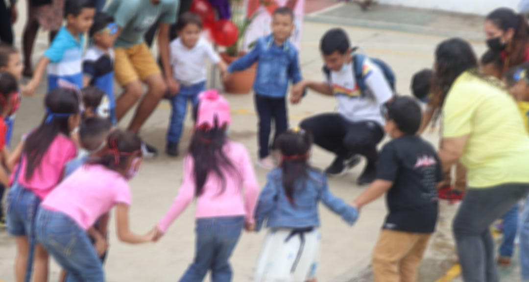 Niños con VIH participando en actividades de bailes