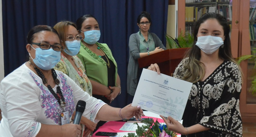 Estudiante recibiendo reconocimiento