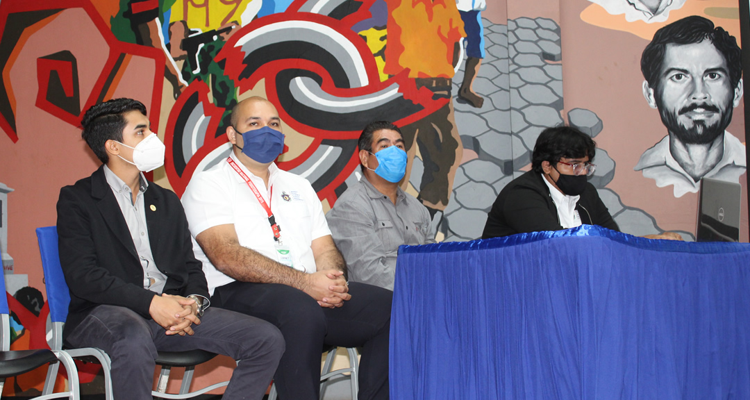 De izq. a der. Br. Marcelo Vega, Dr. Teodoro Tercero, Dr. Juan Francisco Rocha y MSc. Erick Chamorro, docente.