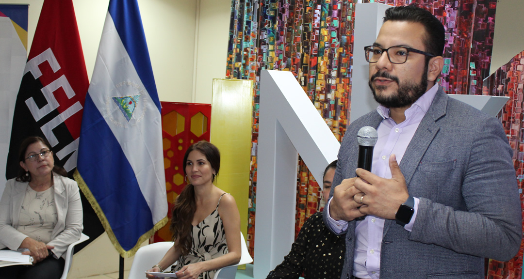 De izquierda a derecha: maestra Ramona Rodríguez, Xiomara Blandino, María Gema Alvarado y Humberto González, en representación de CNU, Nicaragua Emprende, MEFCCA y Economía Creativa y Naranja.