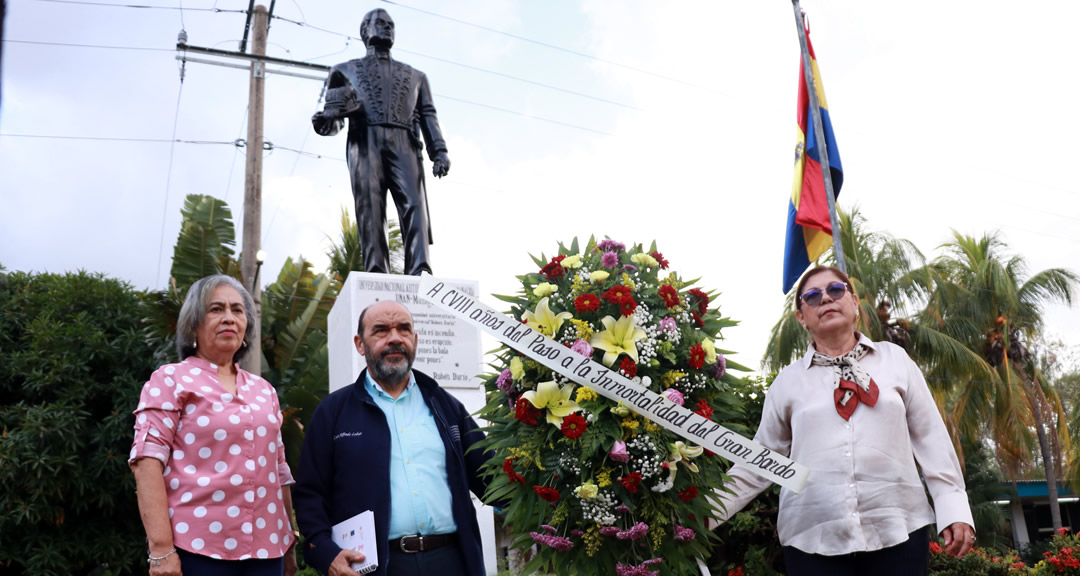 Autoridades universitarias depositan ofrenda floral en monumento del Príncipe de las Letras Castellanas, Rubén Darío.