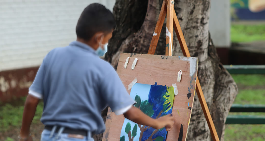 niño participando en técnicas de pintura y dibujo