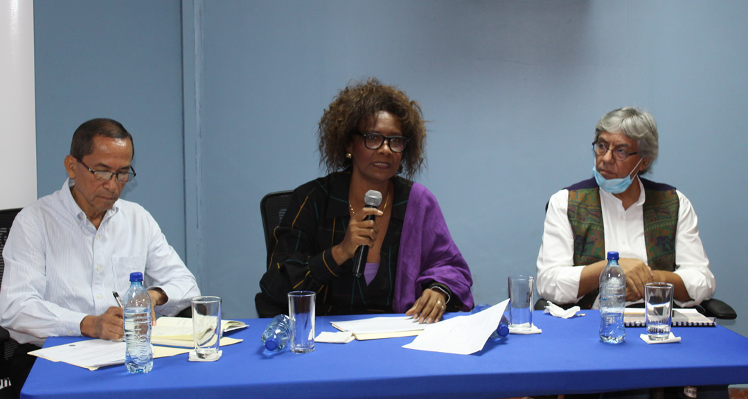 De izq. a der. MSc. Rolando Mendoza, Dra. Carla María Bush y el MSc. Guillermo Gómez Santibáñez