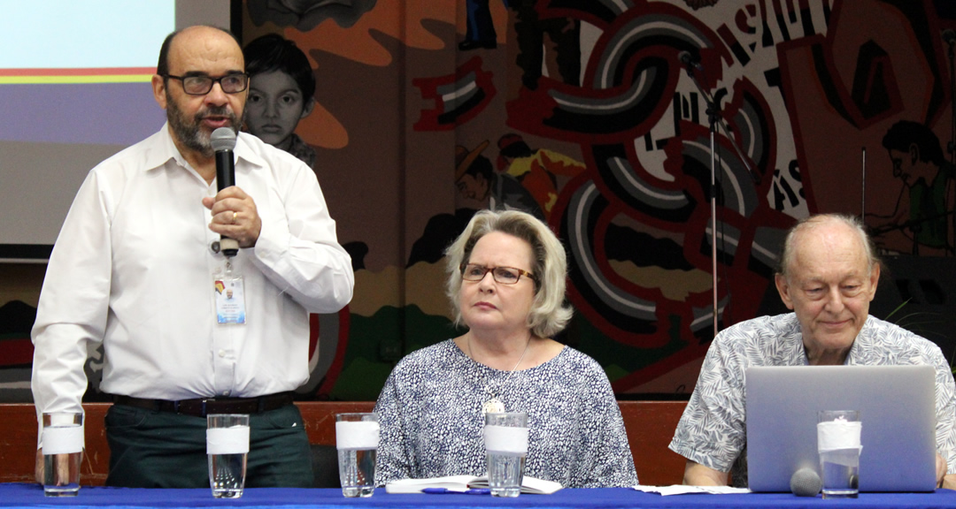 De izquierda a derecha: Dr. Luis Alfredo Lobato Blanco, Dra. Sofía Clark y el Dr. Michel Chosudovsky.