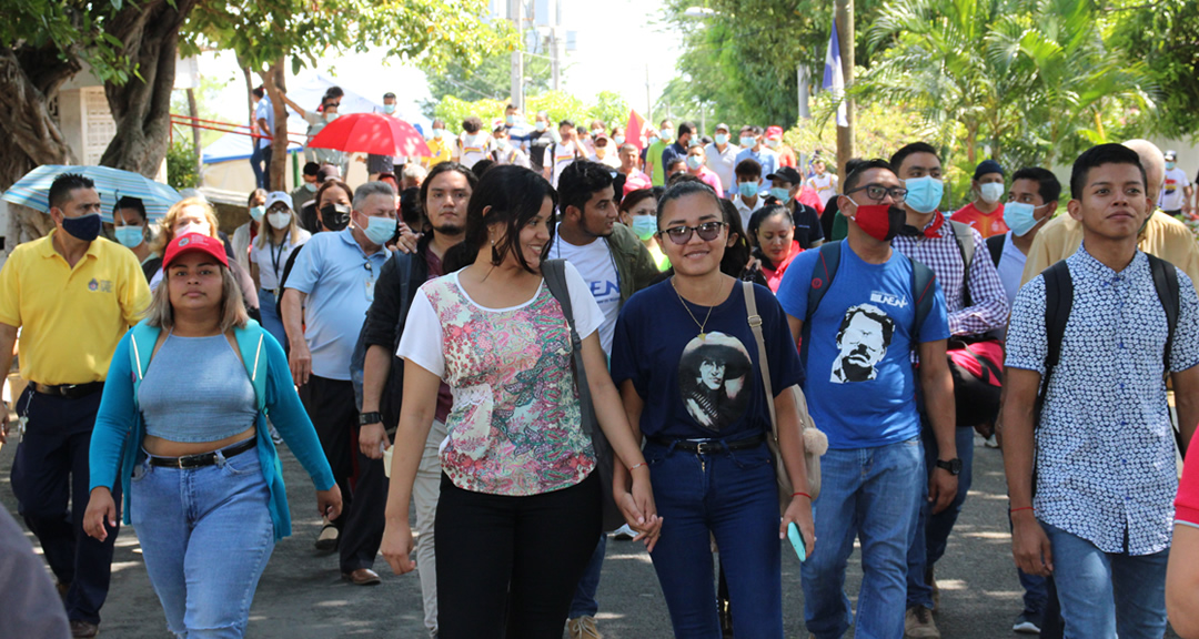 Estudiantes universitarios participan en la caminata.