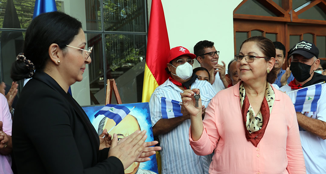 Entrega de las llaves de la Casa de la Soberanía Miguel d’Escoto Brockmann a la Dra. Ramona Rodríguez Pérez, rectora de la UNAN-Managua.