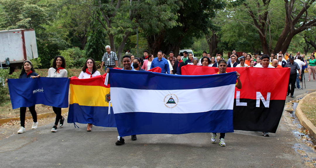 Comunidad universitaria en caminata en homenaje a Darío.