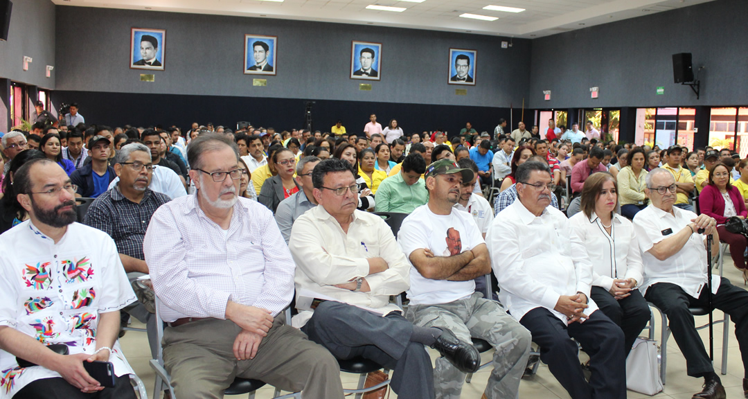 Al evento asistieron autoridades universitarias, trabajadores docentes y administrativos, familiares del padre, miembros del cuerpo diplomático acreditado en Nicaragua, embajadores, entre otras personalidades.